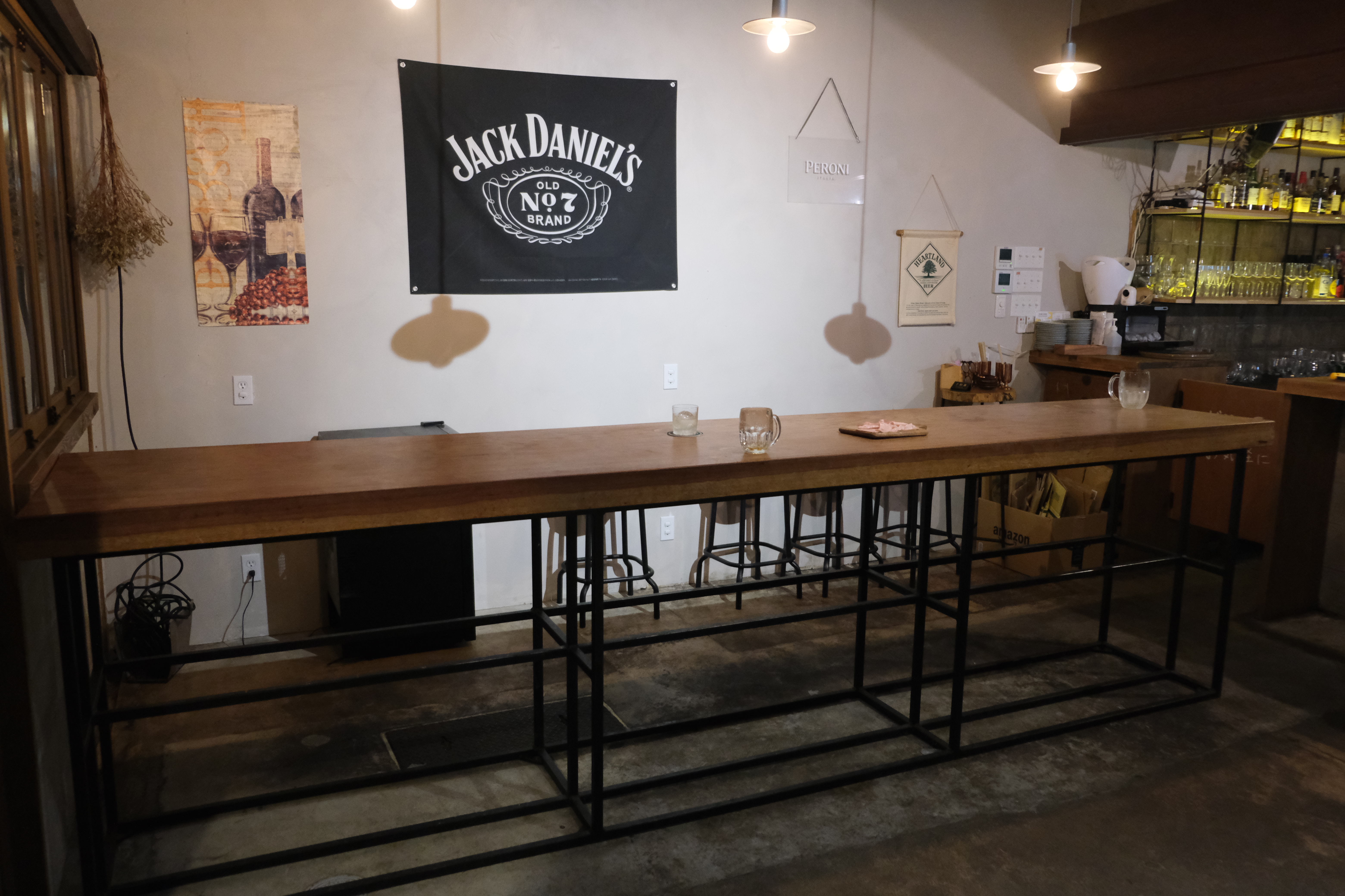 一枚板テーブルと細身の角パイプで作られたテーブル脚