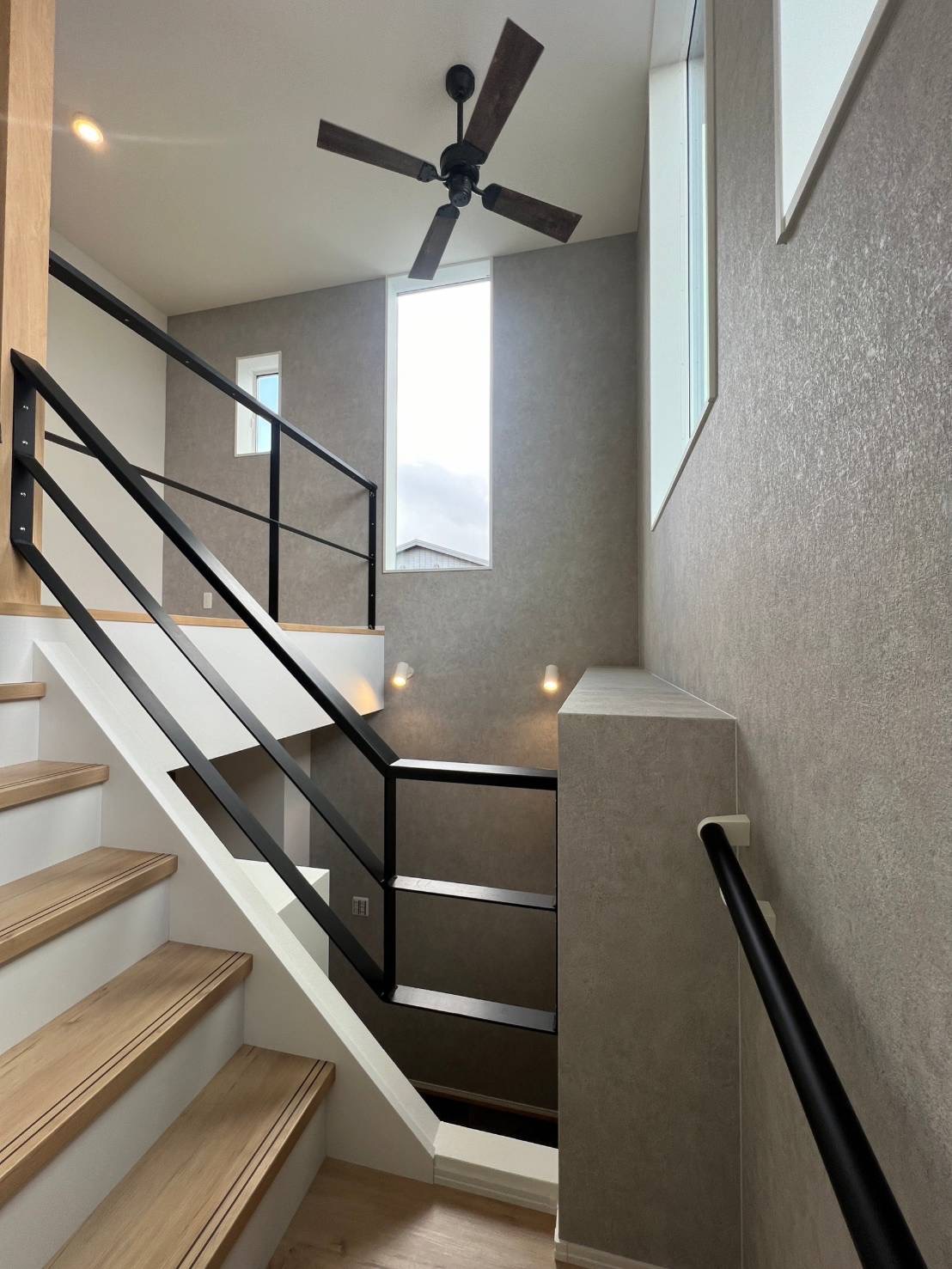 新築住宅に設置されたデザイン性の高い鉄製手摺り