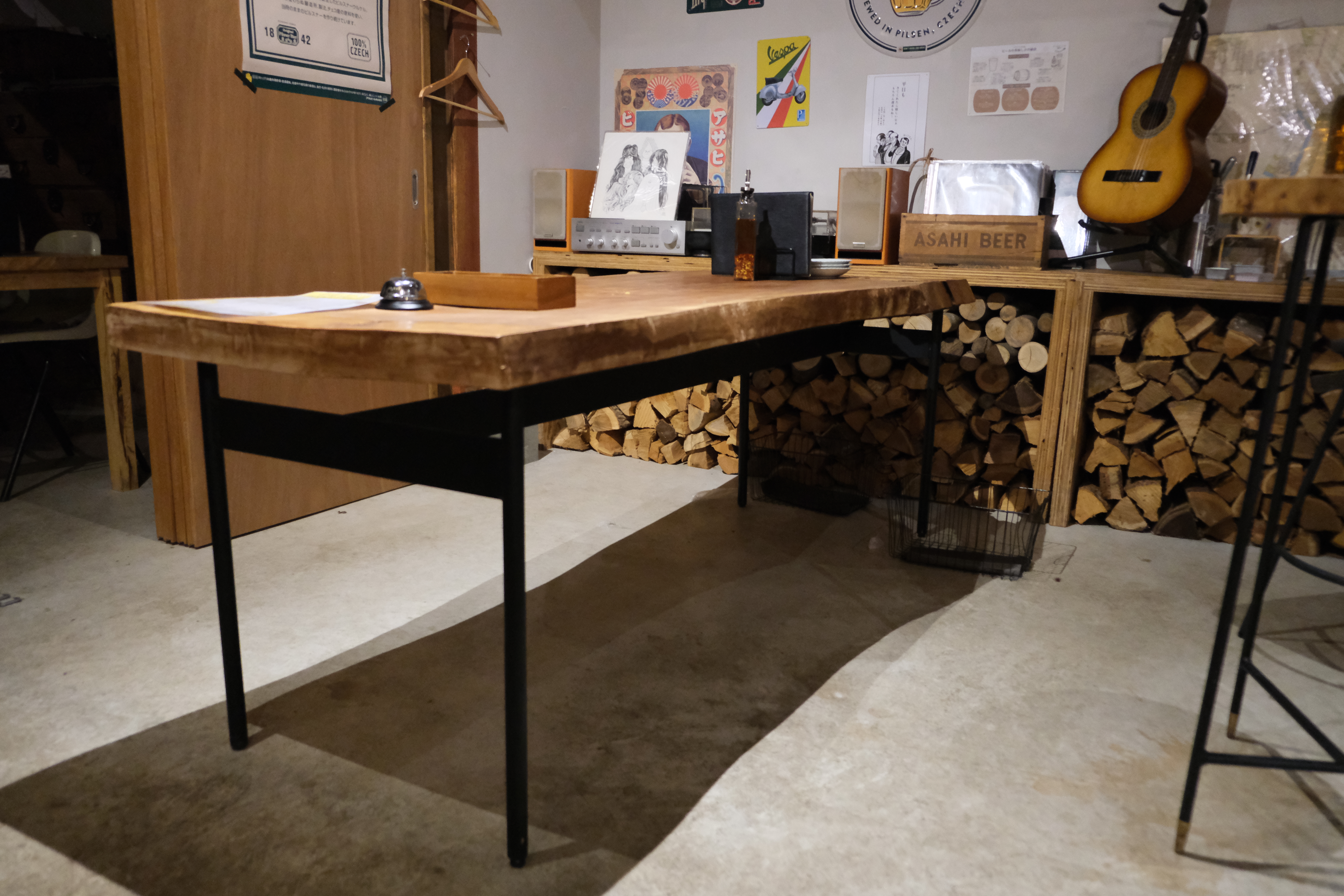 特殊な形状の一枚板に合わせたオーダーメイドのテーブル