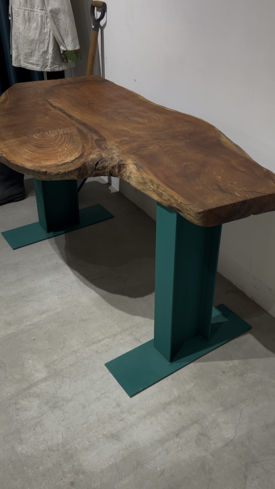 H型鋼を再利用して作られた個性的なテーブル