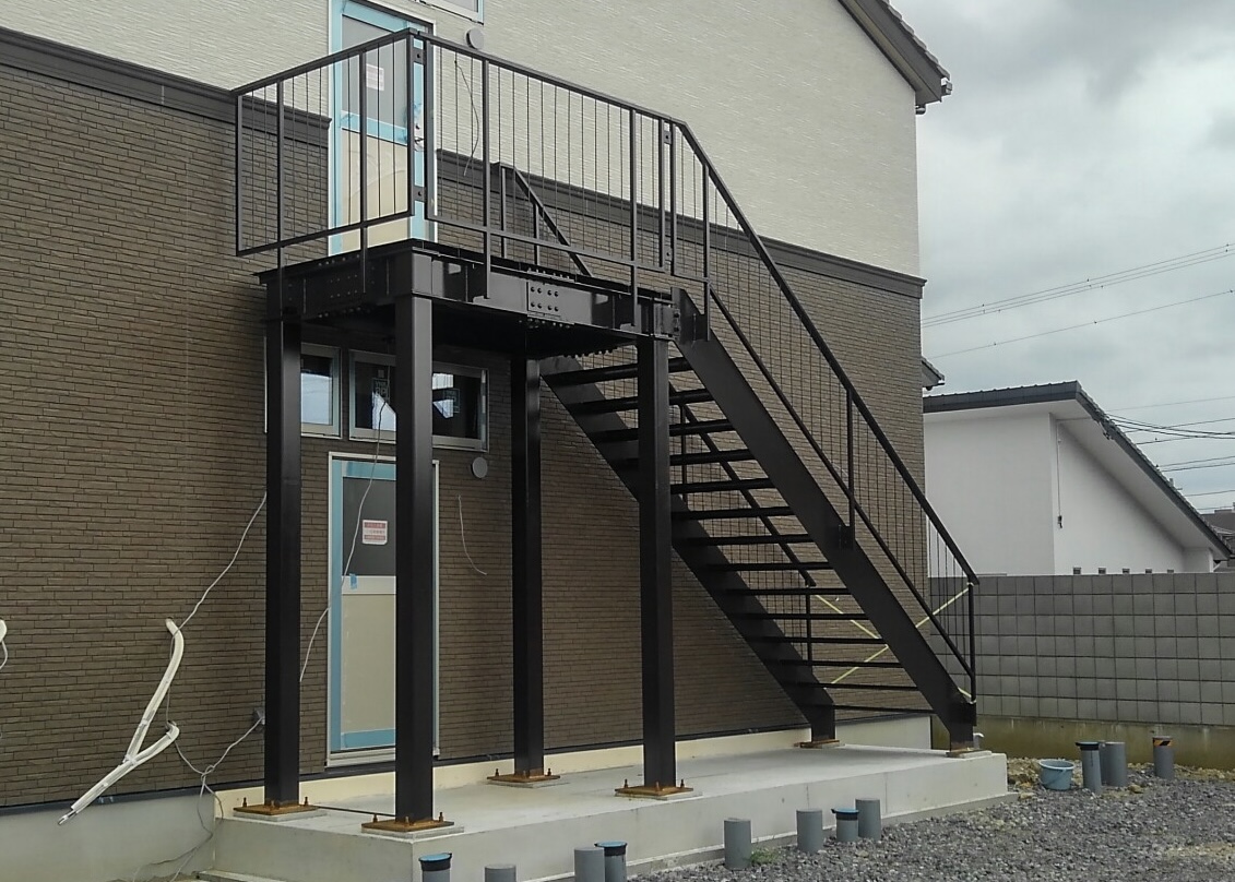 住宅に設置された黒い鉄製外階段