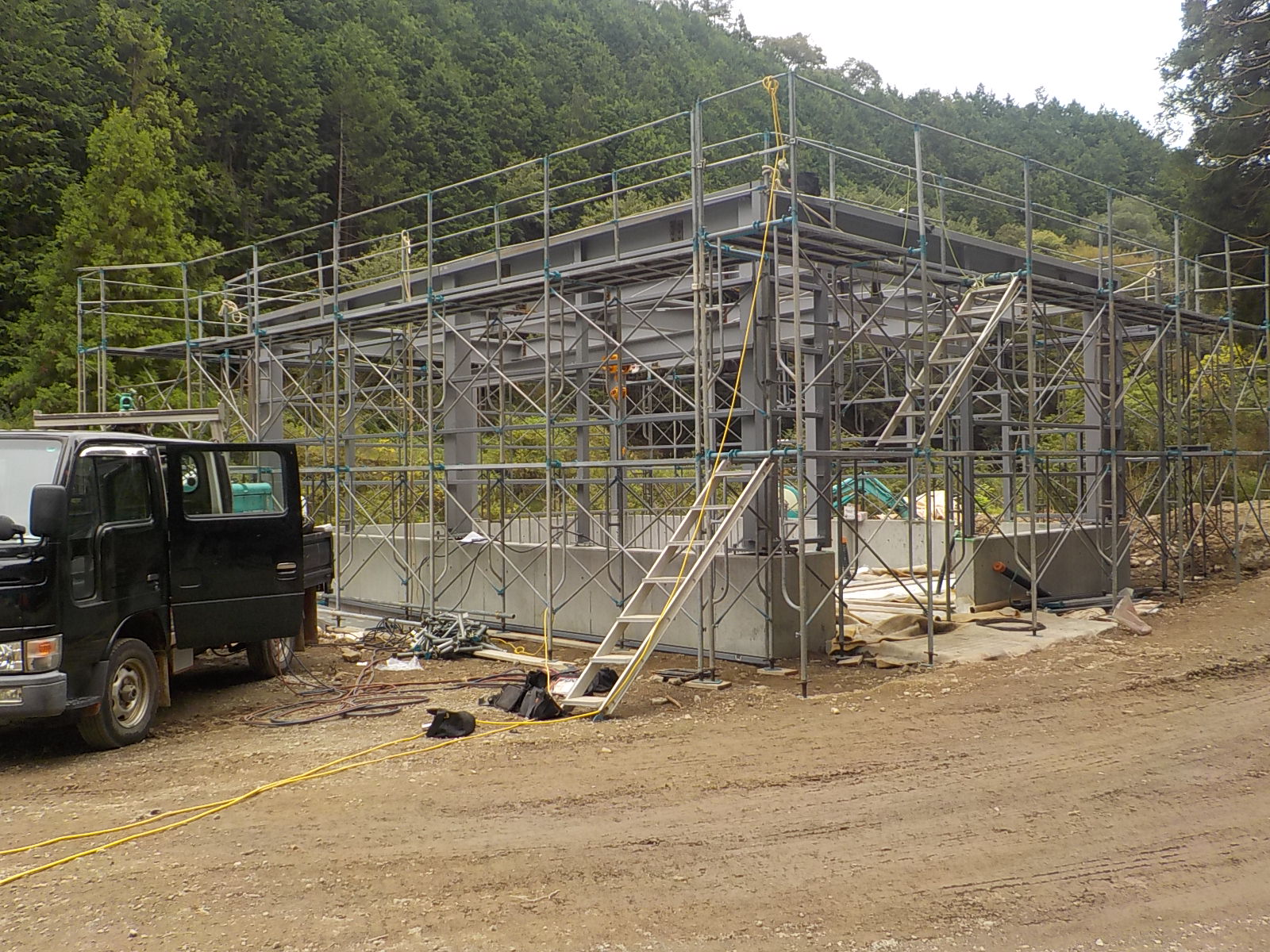 山間部に建設中の水力発電管理棟